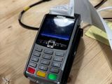 un terminal de paiement par carte de crédit posé sur une table