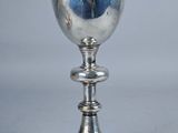 un gobelet en argent posé sur une table