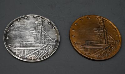 un gros plan d'une pièce de monnaie sur laquelle figure l'image d'un bateau