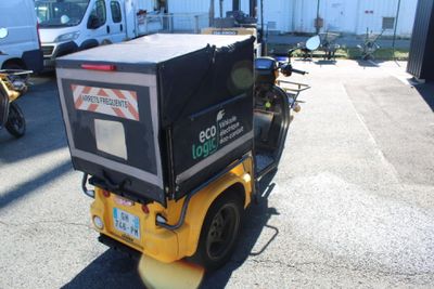 une petite machine garée sur le parking
