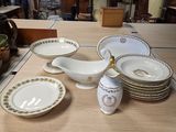 une table sur laquelle se trouvent beaucoup d'assiettes et de bols
