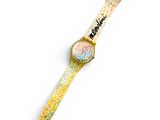 gros plan d'une montre sur une surface blanche