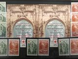 certains timbres sont exposés dans une vitrine posée sur une table
