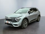 Le SUV argenté est garé dans une pièce blanche au sol noir.