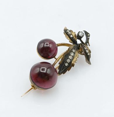 une image représentant une paire de grenats et une broche en forme d'abeille