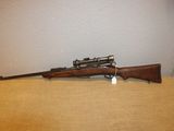 le fusil est posé sur la table près du mur