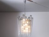 un lustre en verre suspendu au plafond d'une pièce