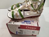 une paire de chaussures qui se trouve sur le dessus d'une boîte