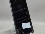 un téléphone portable posé sur un support, sur une table