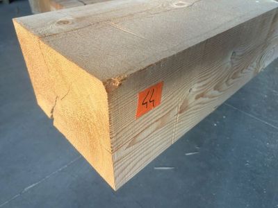 un morceau de bois qui a été scié et qui repose sur une table