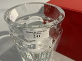 un verre d'eau posé à côté d'une boîte rouge