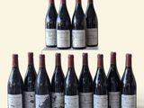 Des bouteilles de vin sont disposées en pyramide sur une table