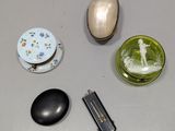 quatre objets différents posés sur une table