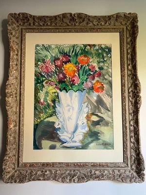un tableau représentant des fleurs dans un vase, accroché au mur