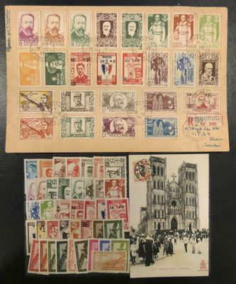 une collection de timbres et de cartes postales du monde entier