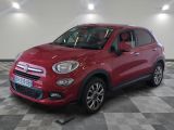Le SUV Fiat rouge est garé dans une grande pièce