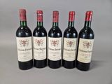quatre bouteilles de vin sont alignées sur une table