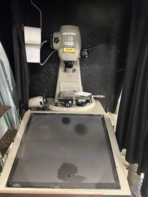 une machine posée sur une table