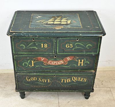 une commode verte sur laquelle est peint un bateau