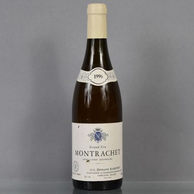 une bouteille de vin posée sur une table