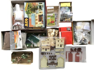 beaucoup d'objets dans une boîte posée sur la table