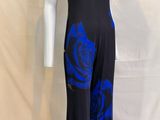 une robe noire et bleue ornée de roses bleues, présentée sur un mannequin