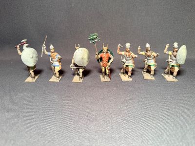 sept figurines représentant des hommes armés de lances et de boucliers
