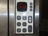 un gros plan d'un micro-ondes muni d'une horloge numérique