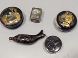 quatre objets différents posés sur une table