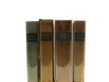trois livres superposés sur une surface blanche