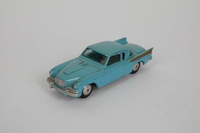 une voiture jouet posée sur une surface blanche
