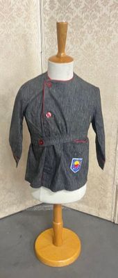 un mannequin vêtu d'une veste, posé sur un pied