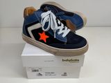 des baskets bleues et blanches avec une étoile orange sur le côté, présentées dans une boîte