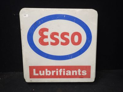 un panneau sur lequel est écrit « Esso Lubrifiants »