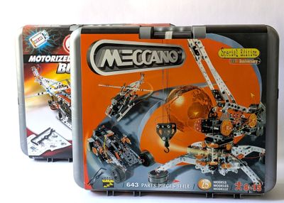 deux legos dans une boîte en fer sur la table