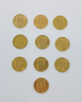gros plan d'un paquet de pièces d'or sur une surface blanche