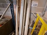un tas de matériaux de construction posé sur le sol d'un immeuble