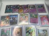 beaucoup de cartes Pokémon dans une boîte posée sur la table