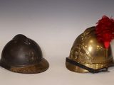 deux casques ornés de plumes rouges, posés l'un à côté de l'autre