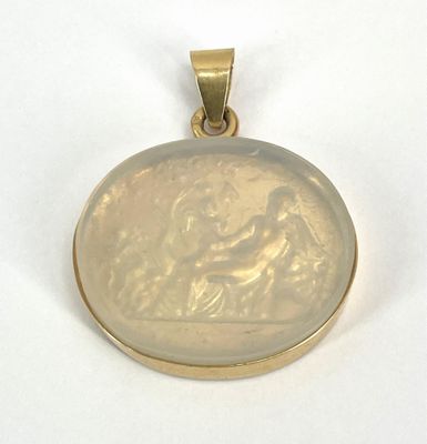 Médaillon de forme ovale à décor d'un verre opalescente et d…