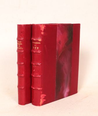 deux livres rouges posés l'un sur l'autre sur une surface blanche