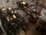 de nombreuses bouteilles de vin rangées dans un casier à vin, dans une cave