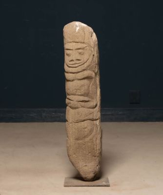 une image représentant une sculpture en pierre représentant une personne dont on distingue le visage