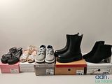 plusieurs paires de chaussures pour femmes posées sur des cartons