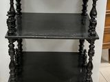 une étagère ancienne noire comportant trois tablettes