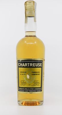 une bouteille de whisky chartreuse sur fond blanc