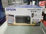une photo d'un carton contenant une imprimante Epson posé sur une table dans un magasin
