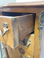 Petite commode (ou chevet) galbée de style Louis XV en bois … (photo 5)