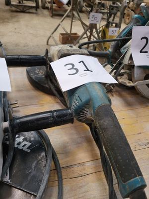 un grand nombre d'outils qui se trouvent sur le sol
