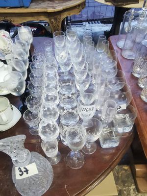 beaucoup de verres à vin vides sur la table